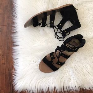 Dolce Vita 💯 suede black sandals!